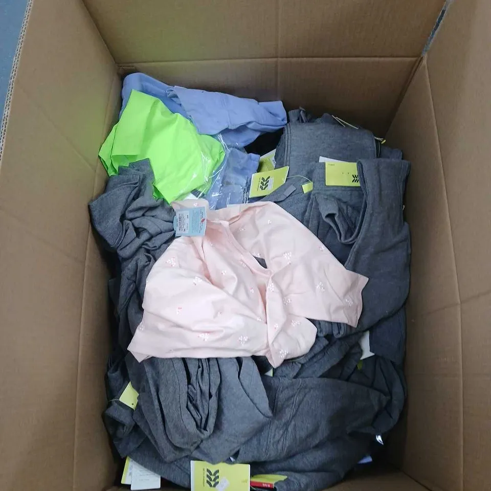 BOX OF APPROXIMATELY 20 ASSORTED CLOTHING ITEMS TO INCLUDE: CAT AND JACK KIDS TOP 