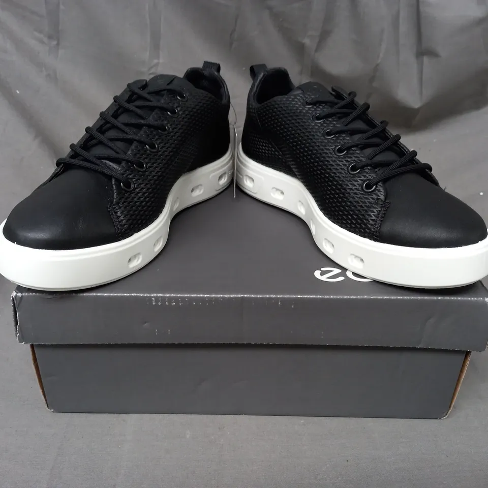 BOXED PAIR OF ECCO SHOES IN BLACK UK SIZE 6