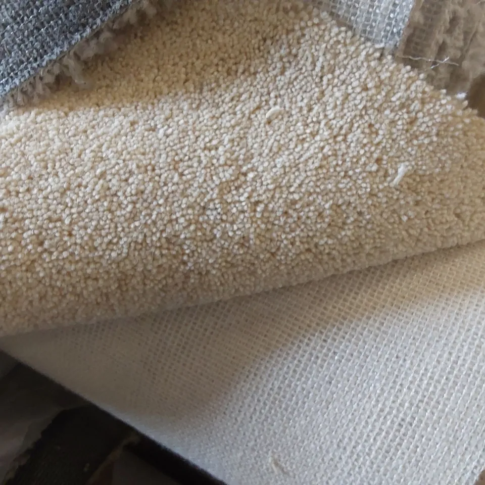 ROLL OF QUALITY GOLF 427 SESAME DIM HEATHERS CARPET - APPROXIMATELY 4 x 3.15m