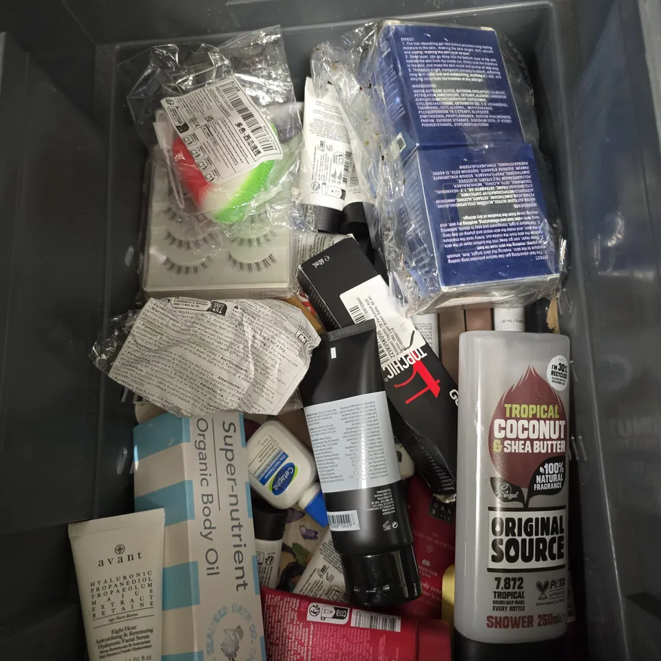 APPROXIMATEY 20 ASSORTED HEALTH AND BEAUTY PRODUCTS TO INCLUDE - TANGLE TEEZER DETANGLING BRUSH - ORIGINAL SOURCE SHOWER GEL AND FIXODENT DENTURE CREAM