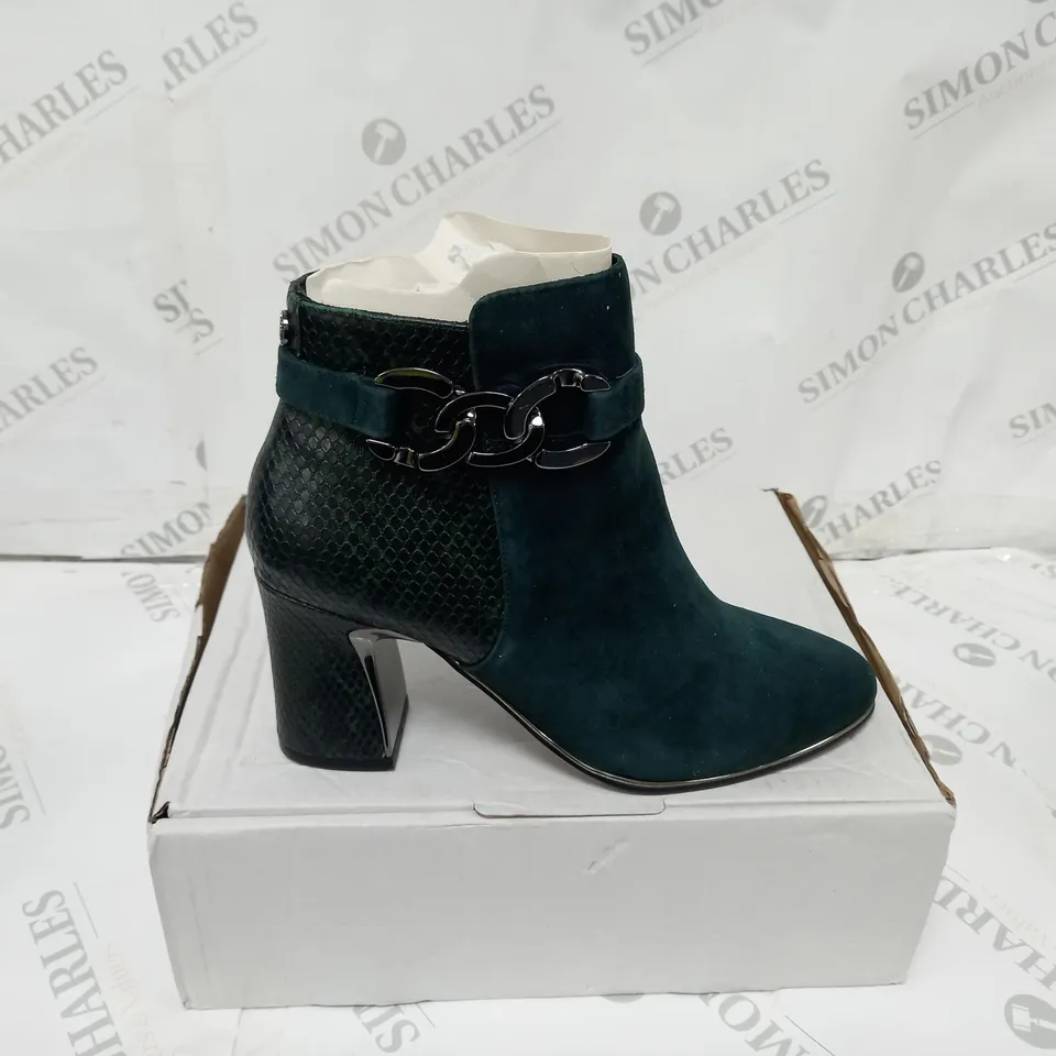 PAIR OF MODA IN PELLE LORI GREEN SUEDE BOOTS SIZED 7 