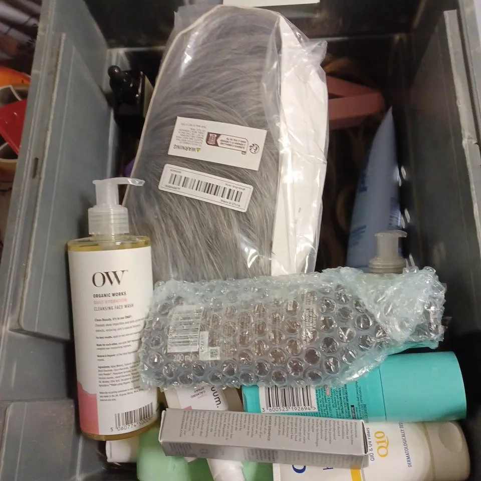 LOT OF APPROXIMATELY 20 COSMETICS ITEMS TO INCLUDE SHAMPOO , NIGHT OIL AND SERUM 