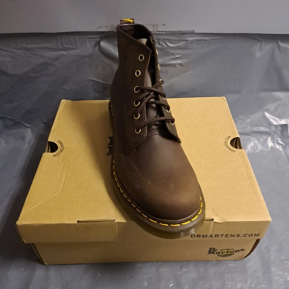 BOXED PAIR OF DR MARTENS CRAZY HORSE BOOTS IN DARK BROWN SIZE 9