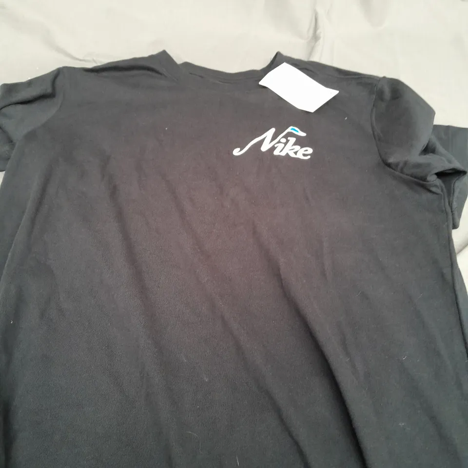 THE NIKE TEE T-SHIRT IN BLACK - MEDIUM
