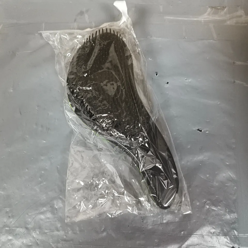 APPROXIMATELY 20 PLASTIC HAIRBRUSHES IN GREEN/BLACK 