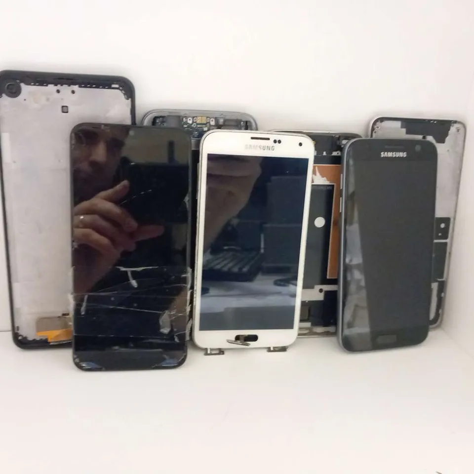 LARGE QUANTITY OF ASSORTED MOBILE PHONE PARTS