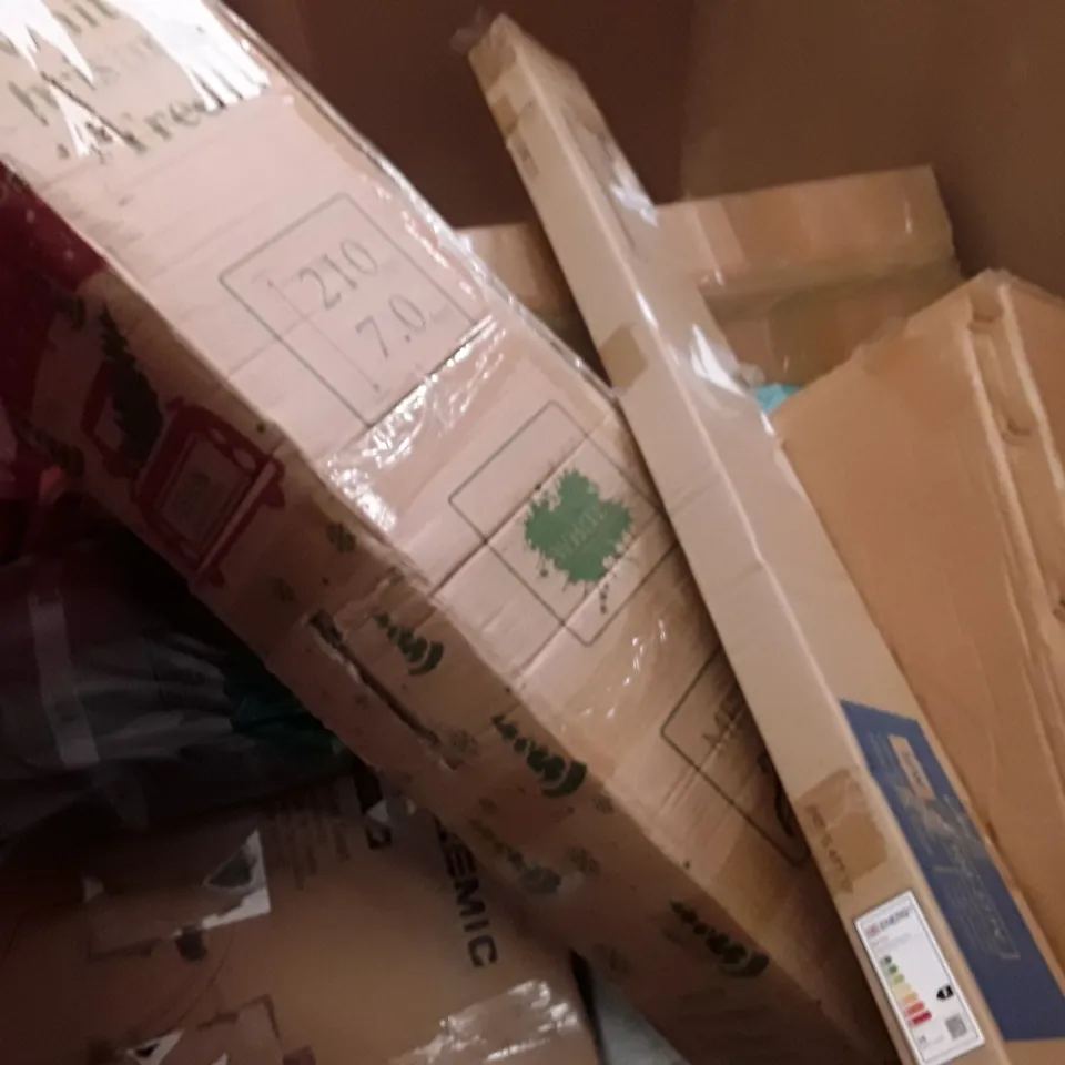 PALLET OF ASSORTED HOUSEHOLD ITEMS TO INCLUDE RETRACTABLE GATE, BROWN CHAIR AND FOLDING LITTER TRAY