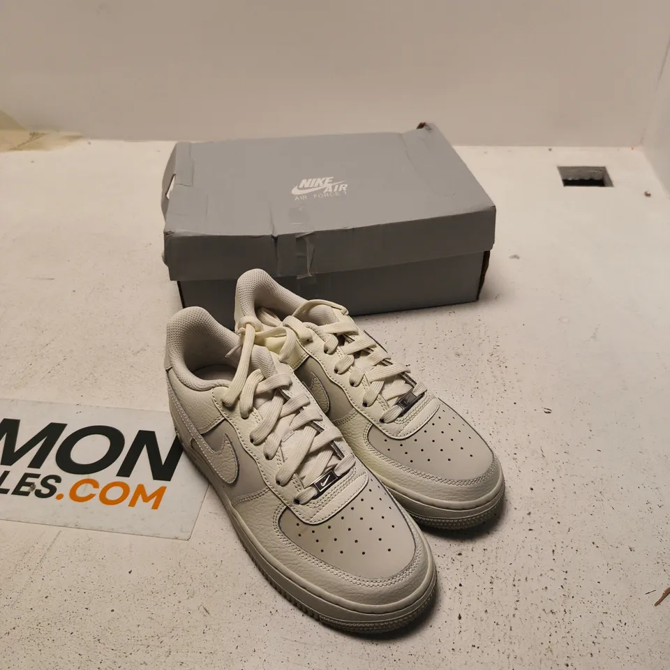 NIKE AIR FORCE 1 GS SNEAKERS – LIGHT GREY/WHITE, UK 5 (GS)