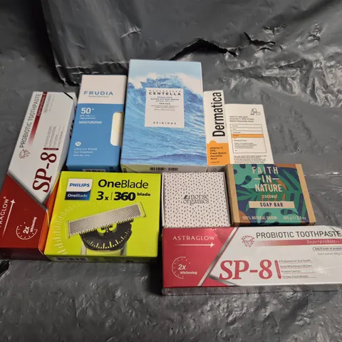 TOTE OF APPROXIMATELY 15 ASSORTED COSMETIC ITEMS TOO INCLUDE TOOTHPASTE, VEGAN SOAP AND RAZOR BLADES