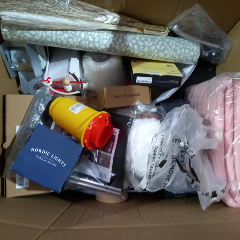 BOX OF APPROXIMATELY 15 ASSORTED ITEMS TO INCLUDE - BATHROOM SHOWER CADDIES - 2024 A5 ORGANISER - NUT CRACKET ECT 