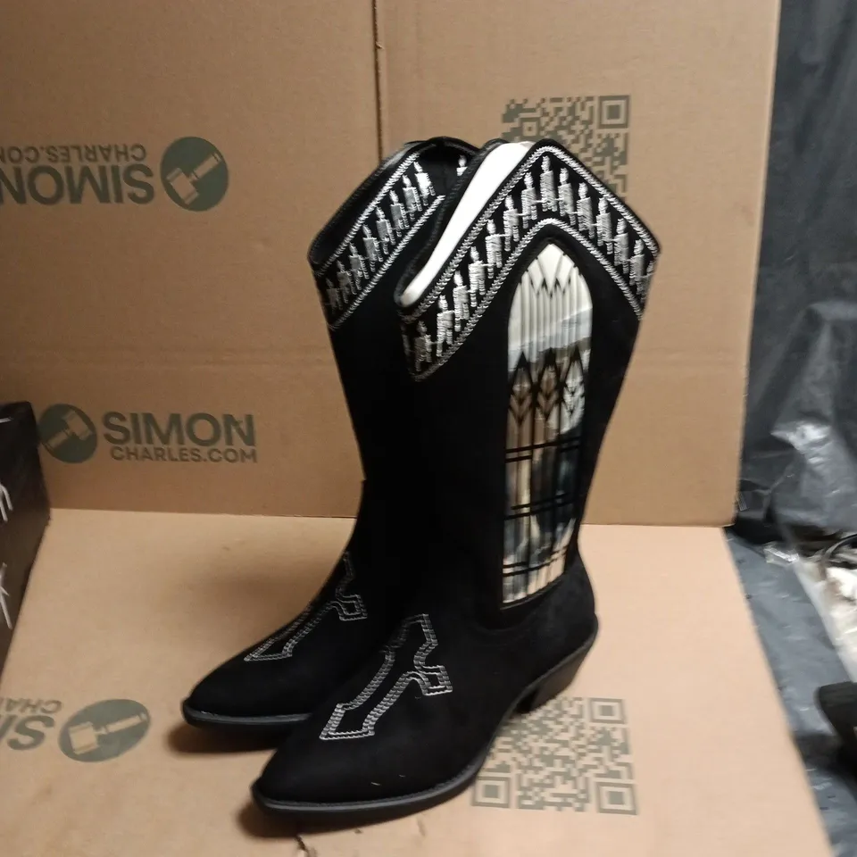 KOI UK 5 BLACK SUEDE KNEE-HIGH BOOTS WITH WHITE EMBROIDERY – WOMEN'S