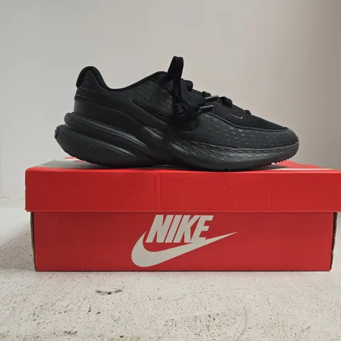 BOXED PAIR OF NIKE UPLIFT TRAINERS IN BLACK SIZE UK 6