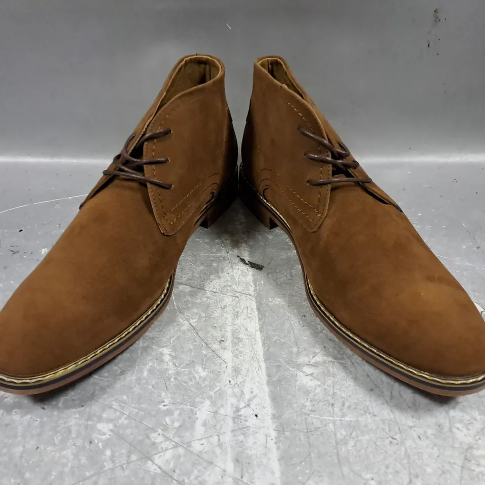 BOXED PAIR OF PETER WERTH HARP CHUKKA BOOTS IN BROWN SIZE 10