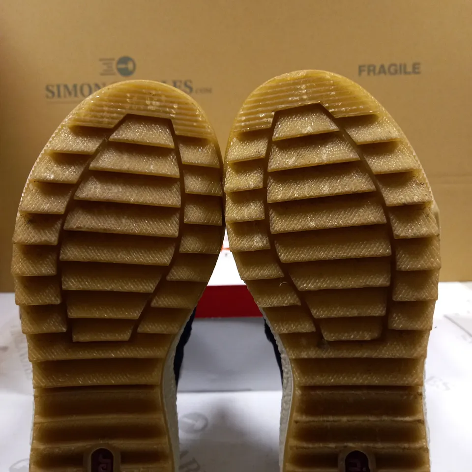 RIEKER LACE BOOT SIZE 4
