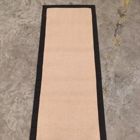 QUALITY DESIGN AREA RUG - APPROXIMATELY 149 cm x 60 cm