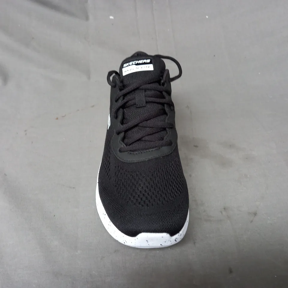 BOXED PAIR OF SKECHERS TRAINERS IN BLACK SIZE 7