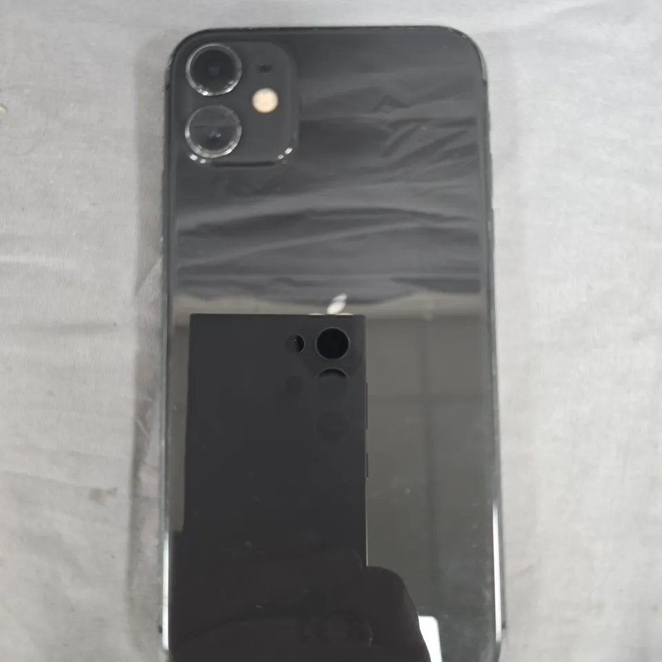 APPLE IPHONE 11 (64GB)