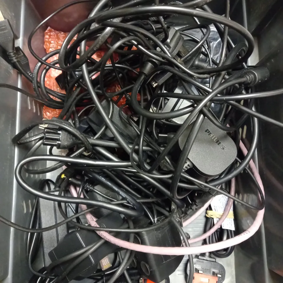 BOX OF APPROXIMATELY 20 ASSORTED COMPUTER, NETWORK AND LAPTOP ITEMS TO INCLUDE POWER SUPPLIES, MOUSE, HEADPHONES ETC