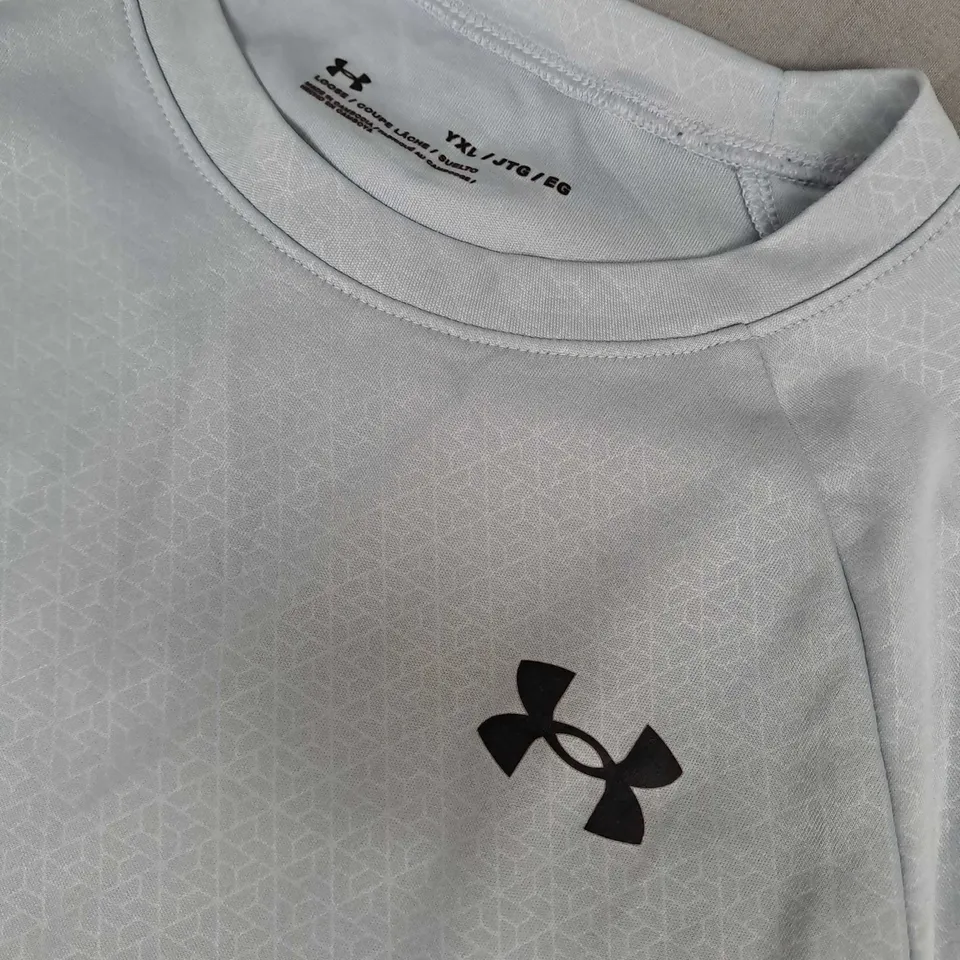 UNDER ARMOUR LOGO TEE IN GREY - YXL