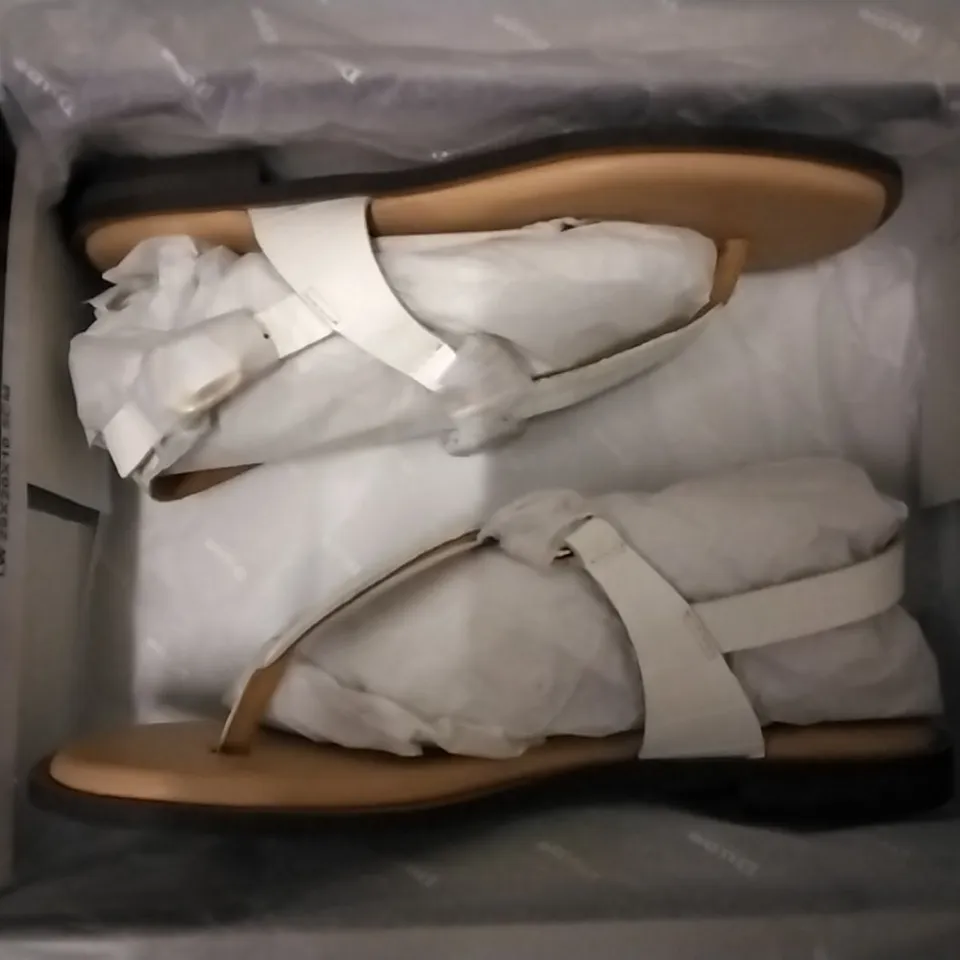 BOX OF APPROXIMATELY 7 PAIRS OF DUNE WHITE CROC PRINT LEATHER SNAFFLE TRIM TOE POST SANDLES SIZE 5