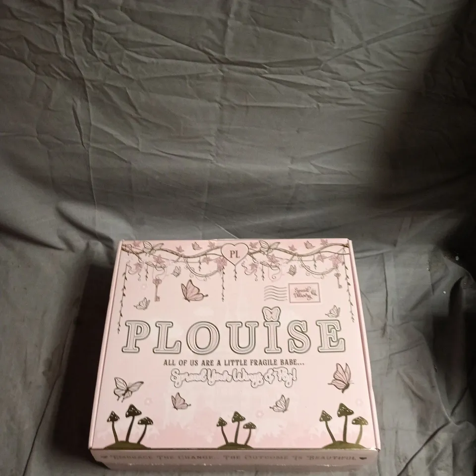 P LOUISE BAD BITCH ENERGY MAKE-UP SET – PINK PRESENTATION BOX