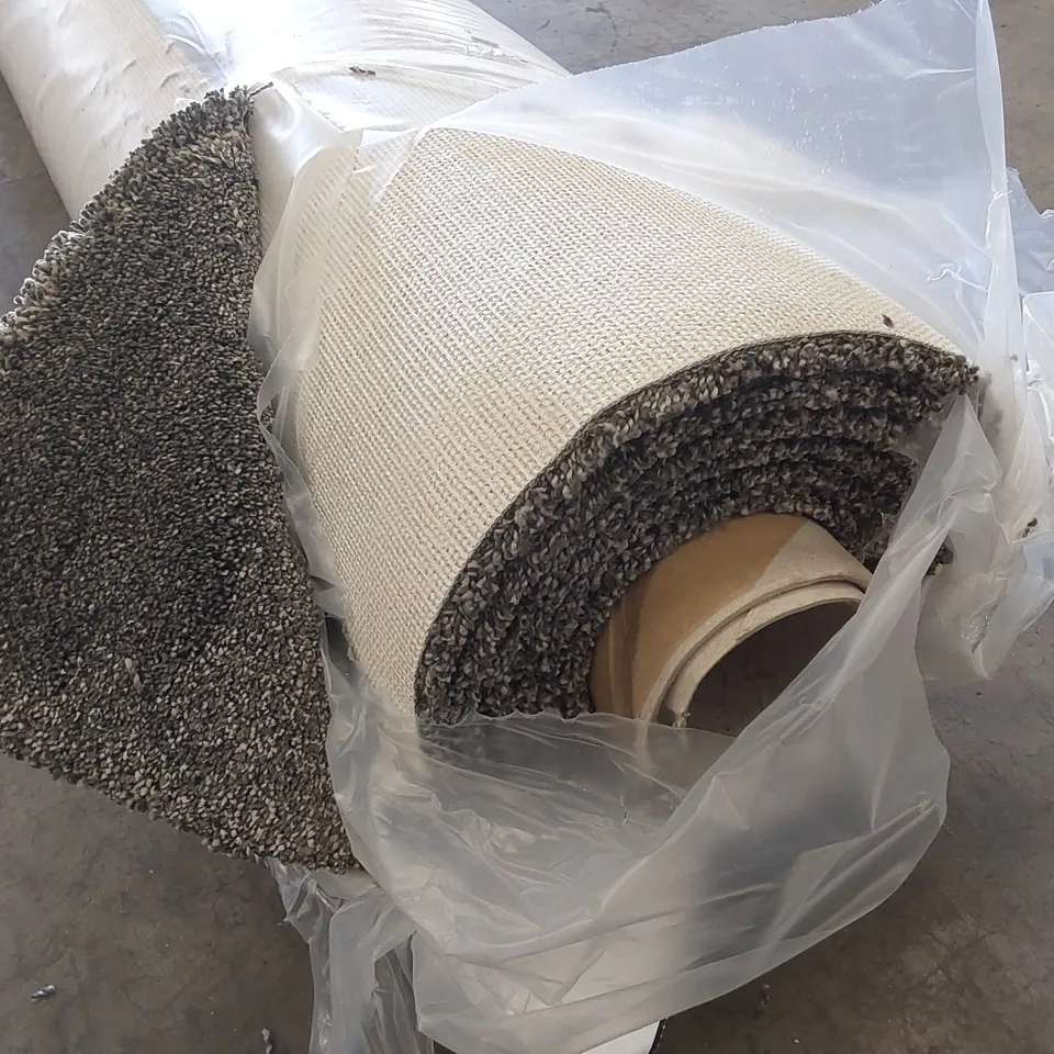 ROLL OF QUALITY TUDOR TWIST CLASSIC DRIZZLE CARPET // SIZE: APPROX 4 X 4.25m