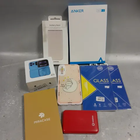 APPROXIMATELY 25 ASSORTED SMARTPHONE PRODUCTS & ACCESSORIES TO INCLUDE SCREEN PROTECTORS, POWERBANKS, CHARGING CABLES ETC