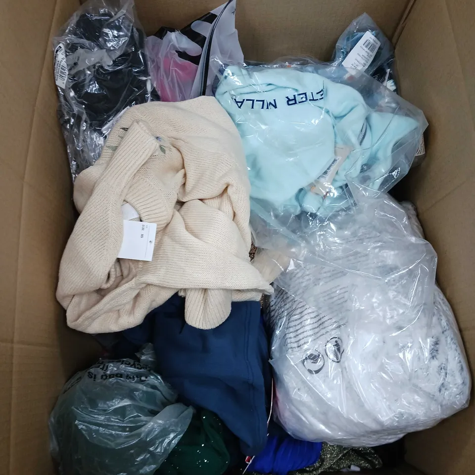 BOX OF APPROXIMATELY 20 ASSORTE ITEMS TO INCLUDE ASOS JEANS, TUWAN SHORTS, SHEIN DRESS ETC