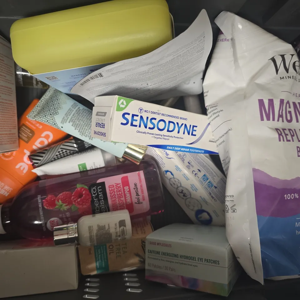 APPROXIMATELY 15 ASSORTED COSMETIC ITEMS INCLUDING VARIOUS MAKES AND BRANDS - COLLECTION ONLY