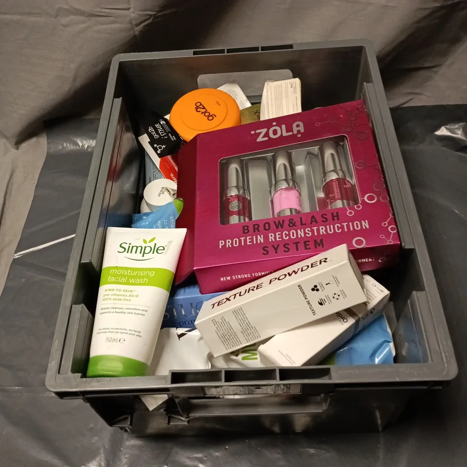 APPROXIMATELY 20 ASSORTED COSMETIC ITEMS INCLUDING TEXTURE POWDER, STUCK! SPRAY TINT, SIMPLE FACIAL WASH, TEXTURE CLAY ETC