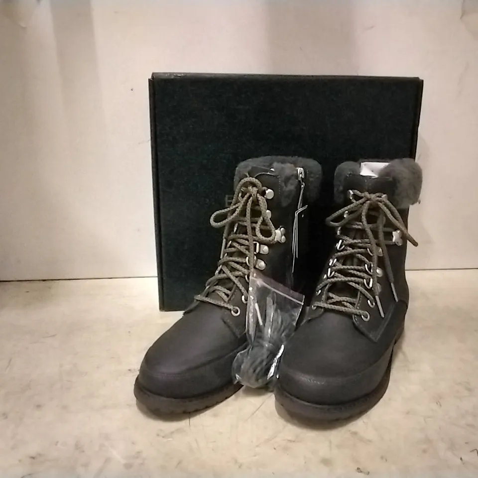 BOXED EMU AUSTRALIA UNISEX BOOTS , GREY , SIZE UK 3 , 4 PAIRS 