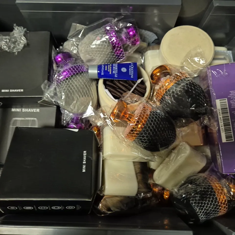 APPROXIMATELY 20 ASSORTED COSMETICS ITEMS TO INCLUDE MAKEUP BRUSHES, MINI SHAVER, HAIR BOBBLE, ETC