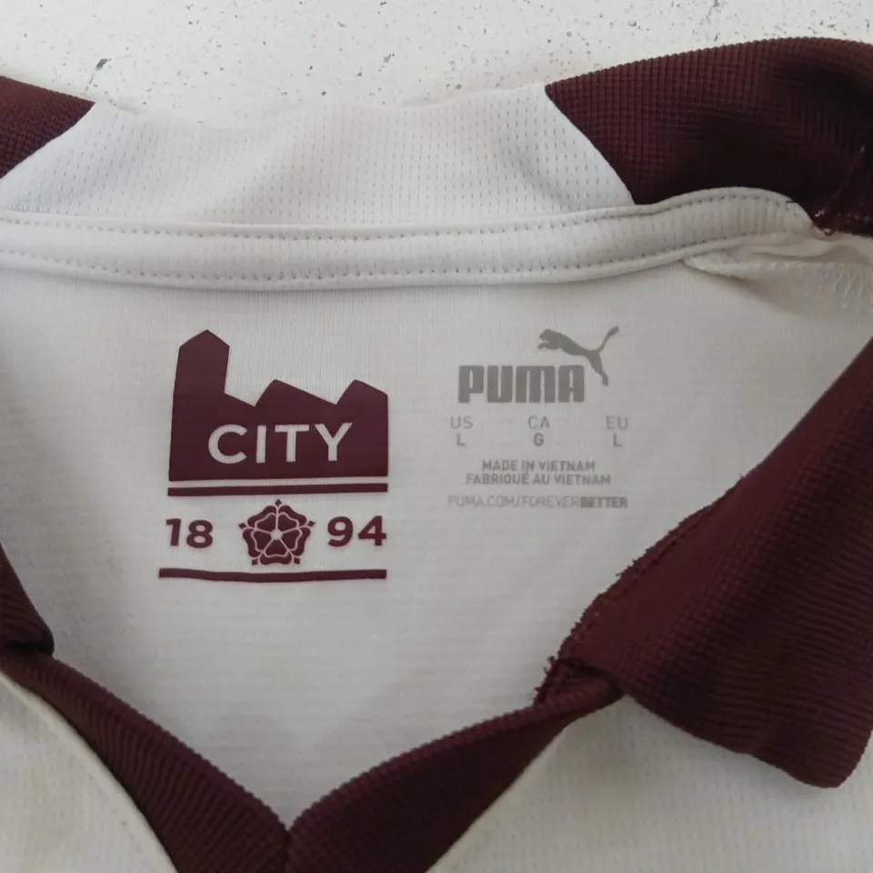 MANCHESTER CITY FC FOOTBALL SHIRT 2023/24– PUMA, WHITE WITH BURGUNDY COLLAR, ETIHAD AIRWAYS SPONSOR