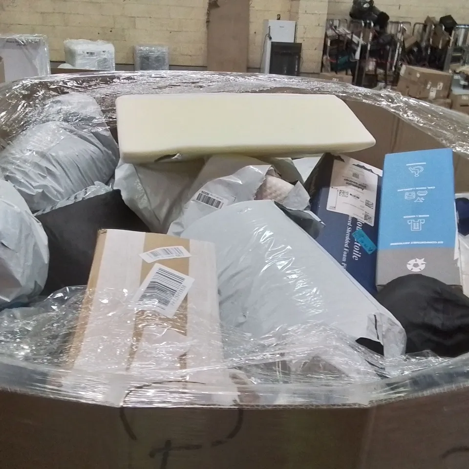 PALLET CONTAINING A LARGE QUANTITY OF PILLOWS 