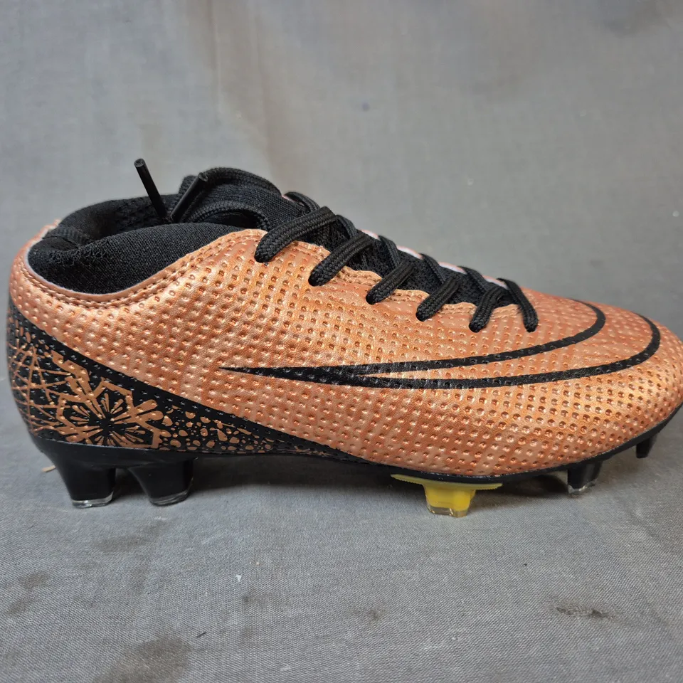 PAIR OF TOPWOLVE BOYS FOOTBALL BOOTS IN GOLD - SIZE 33 - KIDS