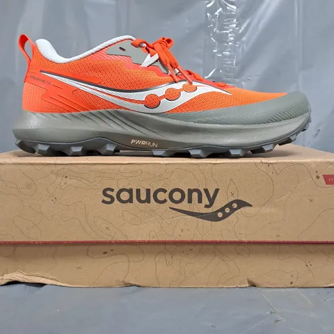 BOXED PAIR OF SAUCONY PEREGRINE 14 SHOES IN GREY/ORANGE SIZE UK 9