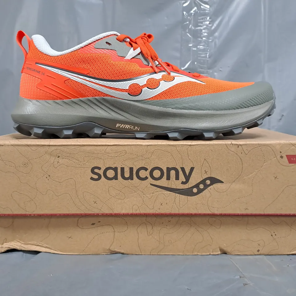 BOXED PAIR OF SAUCONY PEREGRINE 14 SHOES IN GREY/ORANGE SIZE UK 9