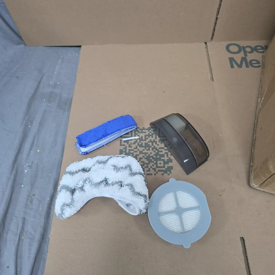 BOX OF APPROXIMATELY 40 UNSPECIFIED MOP ATTACHMENTS 