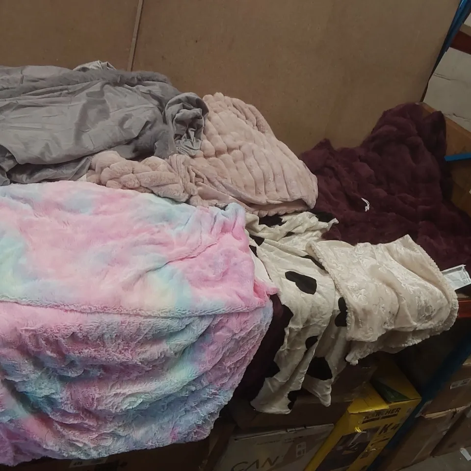 BOX CONTAINING A VERY LARGE QUANTITY OF ASSORTED BEDDING ITEMS INCLUDING: BLANKET, PILLOWCASES ECT