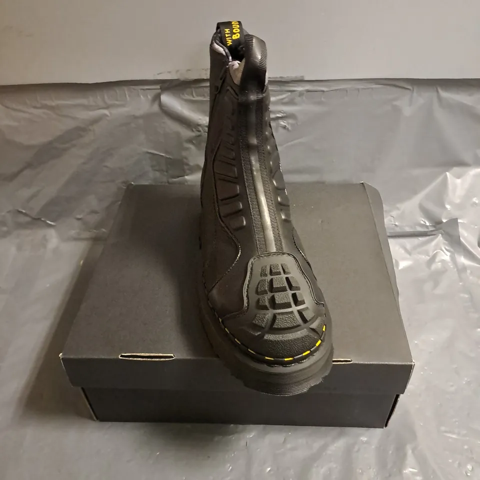 BOXED PAIR OF DR MARTENS PROTECT KINSLEY TUMBLE BOOTS IN BLACK RUBBER GRAINED LEATHER SIZE UK 6