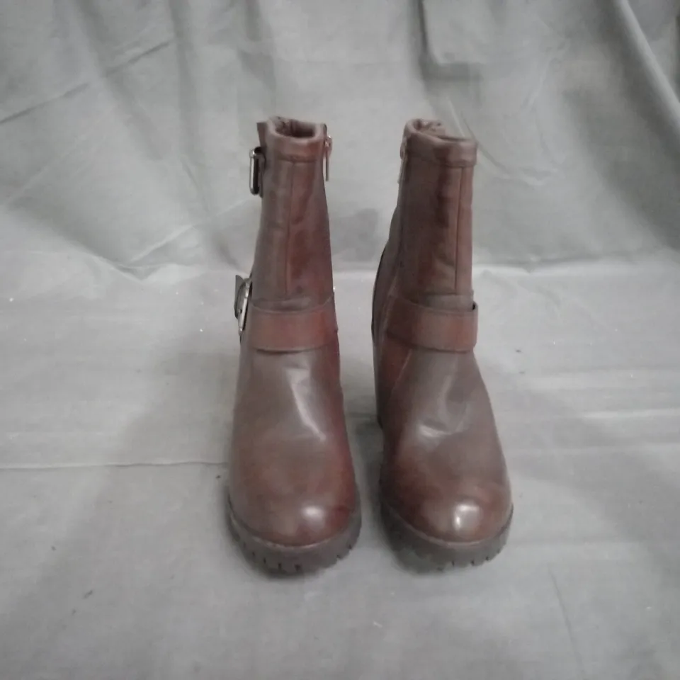 APPROXIMATELY 6 PAIRS OF BLOCK HEELED BOOTS IN VARIOUS SIZES 