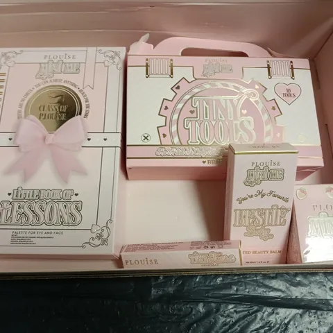 BOXED P.LOUISE BEAUTY GIFT SET TO INCLUDE BRUSH SET, BEAUTY BALM, MAKE-UP REMOVER ETC 