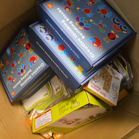 APPROXIMATELY 25 ASSORTED TOYS & ITEMS TO INCLUDE KIDS ROTA CHARTS, CREATIVE THINKING BUILDING BLOCKS, MEETS DRAGON DOMINOES, ETC - COLLECTION ONLY