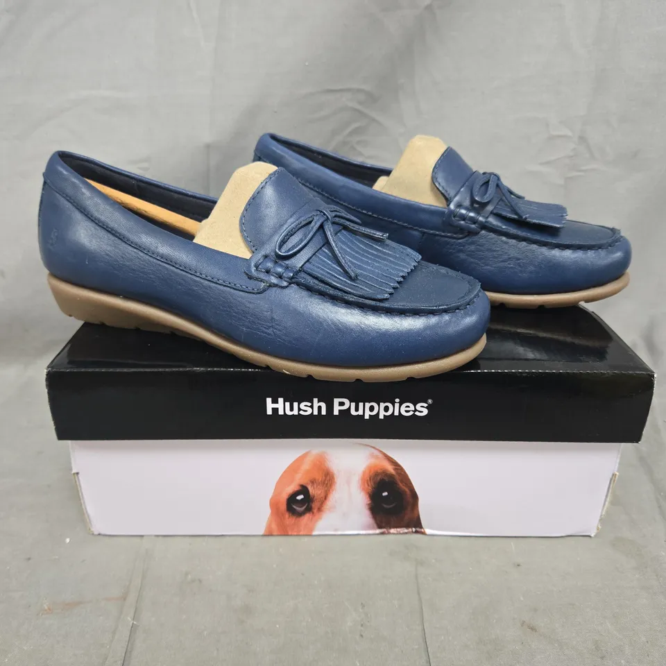 BOXED PAIR OF HUSH PUPPIES ALAYNA LOAFERA IN NAVY LEATHER SIZE 4