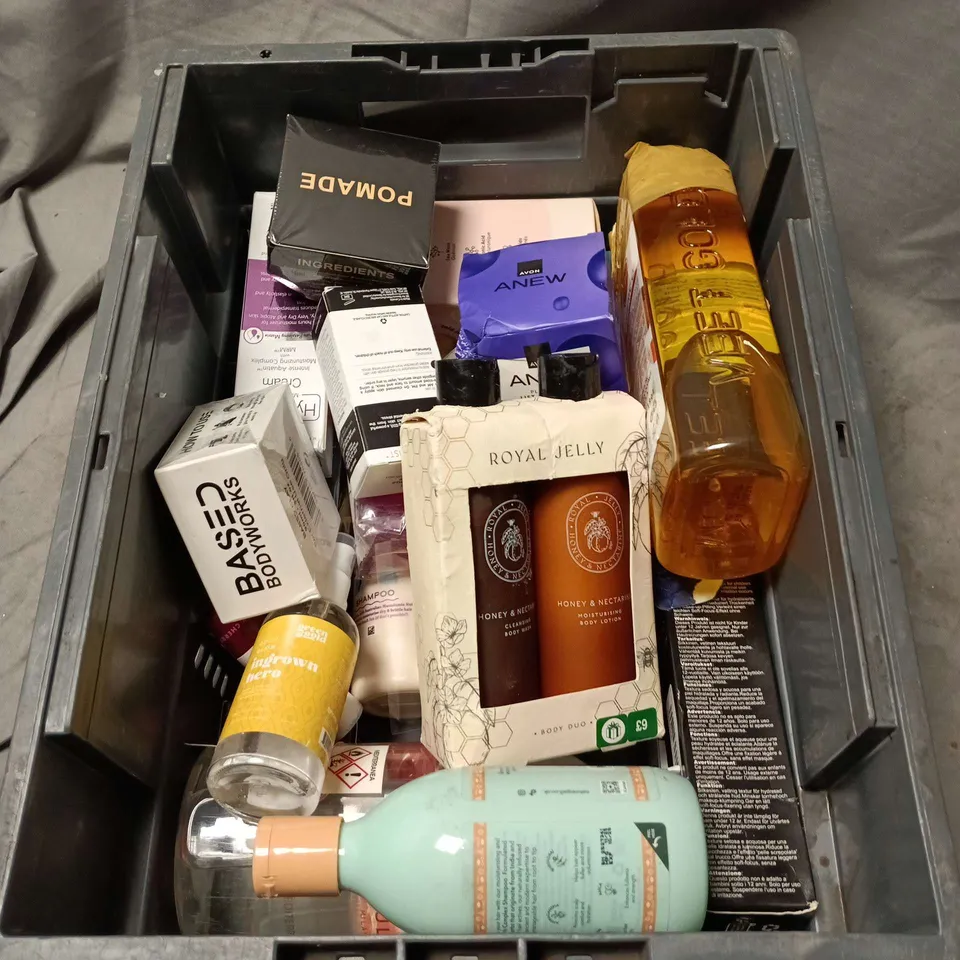 APPROXIMATELY 20 ASSORTED COSMETIC ITEMS TO INCLUDE ROYAL JELLY DUO, CLAY BASED BODYWORKS, Q10 SERUM, NATURE SPELL, GOLD GLOW INGROWN HERO ETC 