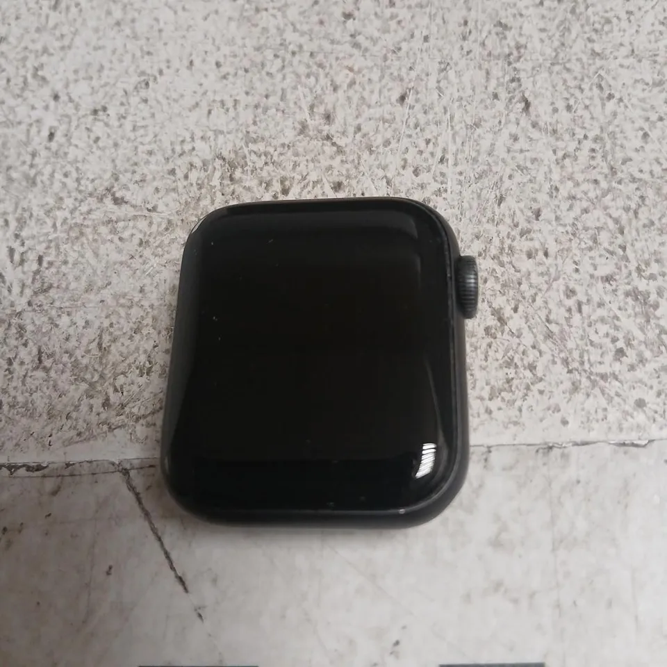 APPLE SERIES 6 SMARTWATCH WITH BLACK CASE