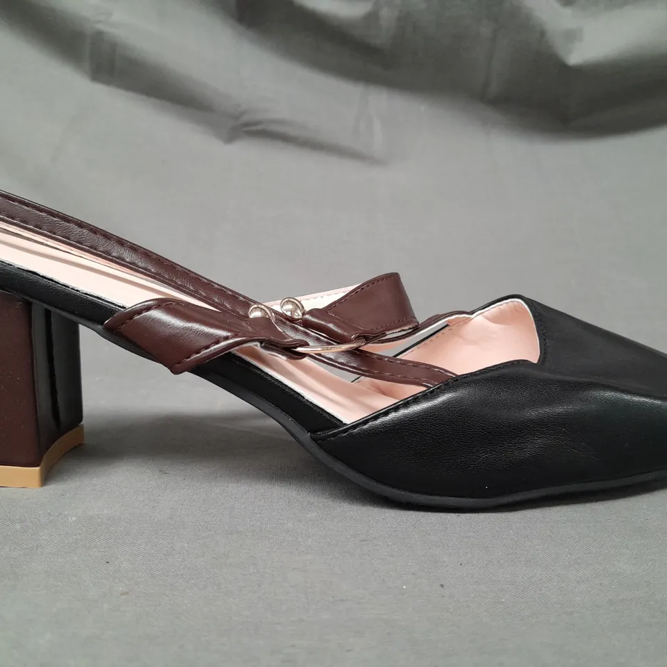 BOXED PAIR OF DESIGNER POINTED TOE BLOCK HEEL SHOES IN BLACK/BROWN EU SIZE 41