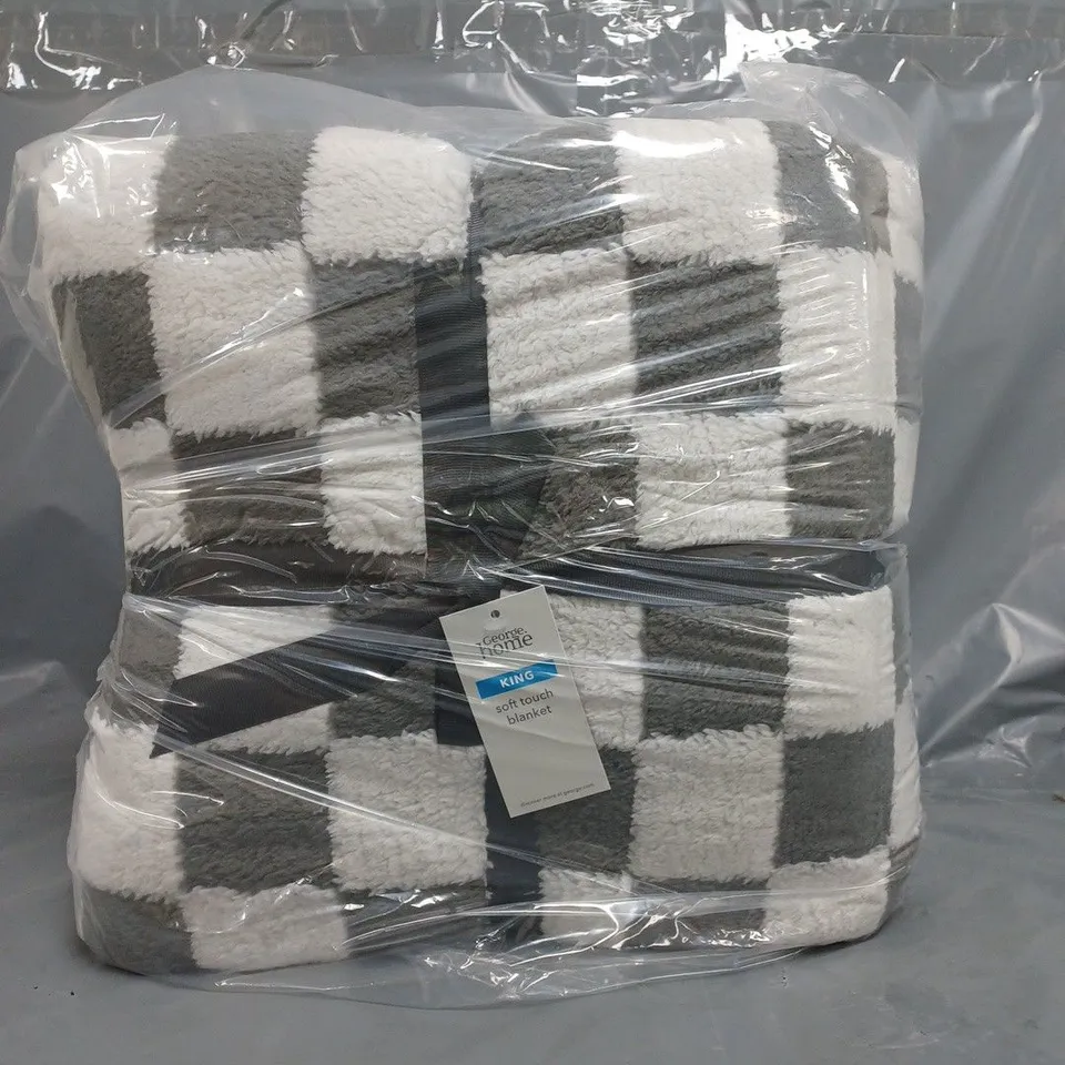 SET OF 2 KING SIZE SOFT TOUCH BLANKETS IN GREY/WHITE CHECKERBOARD