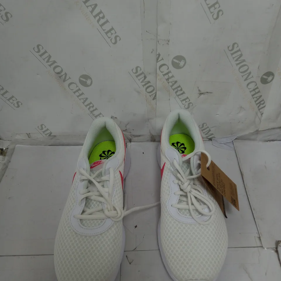 BOXED PAIR OF NIKE WOMENS TANJUN UK 8.5 - DAMAGED BOX 