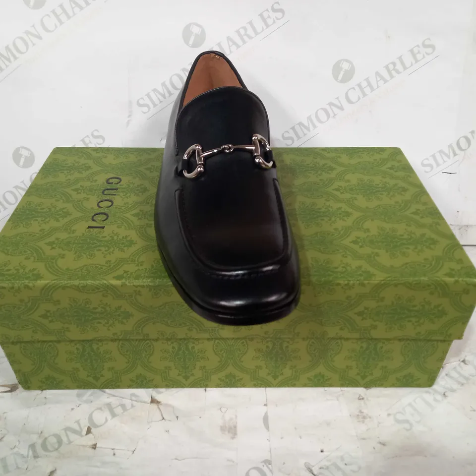BOXED PAIR OF GUCCI SLIP-ON LEATHER SHOES IN BLACK W. SILVER EFFECT CHAIN UK SIZE 9